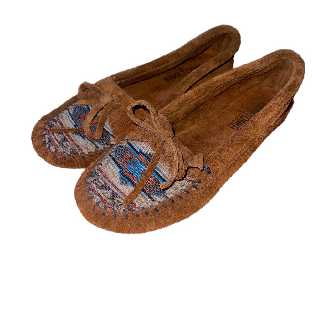 Minnetonka moccasins size 6.5 (however fits me and I’m 7.5)